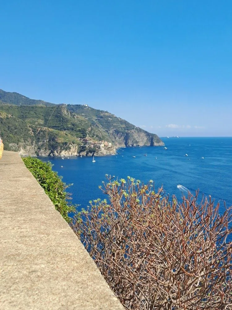 Lo Spiaggione di Corniglia, spiaggia di grossi sassi bianchi addossata alla parete rocciosa sotto la ferrovia