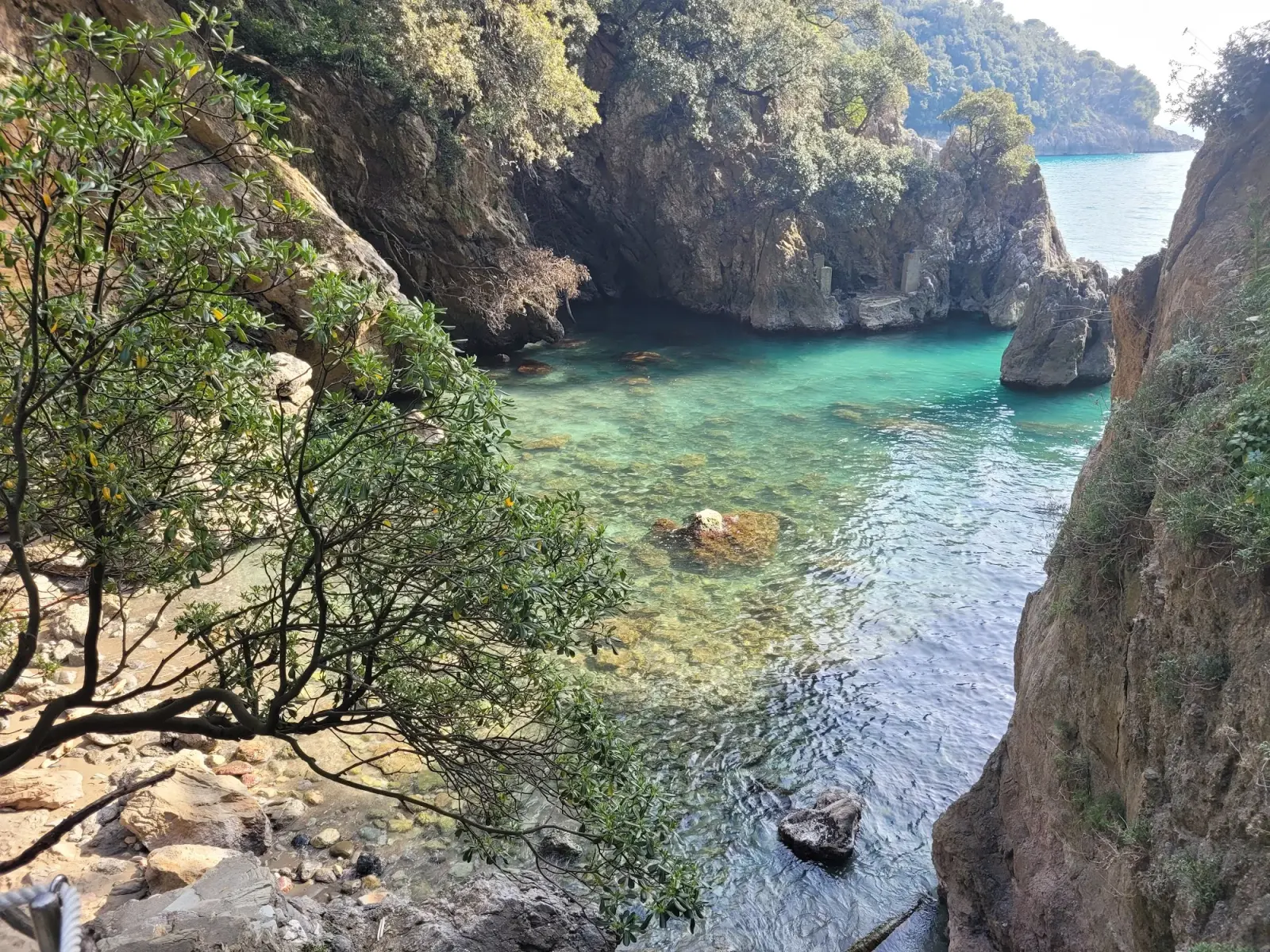 La spiaggia di Fiascherino con le acque cristalline del Golfo dei Poeti a Lerici, nella zona dove si trova anche la Caletta