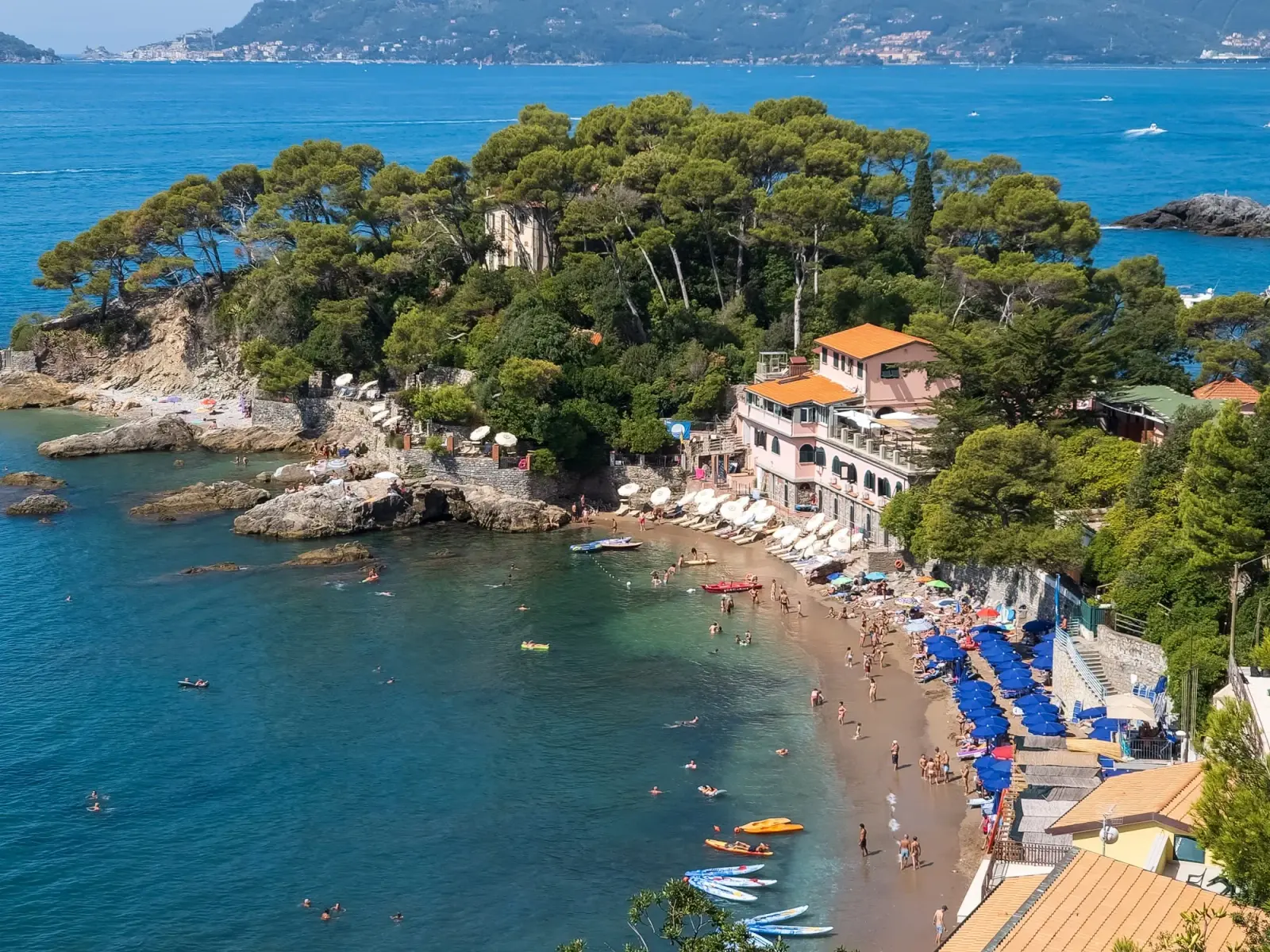 La Spiaggia di Fiascherino con il mare cristallino e le due anse di sabbia separate da uno sperone roccioso