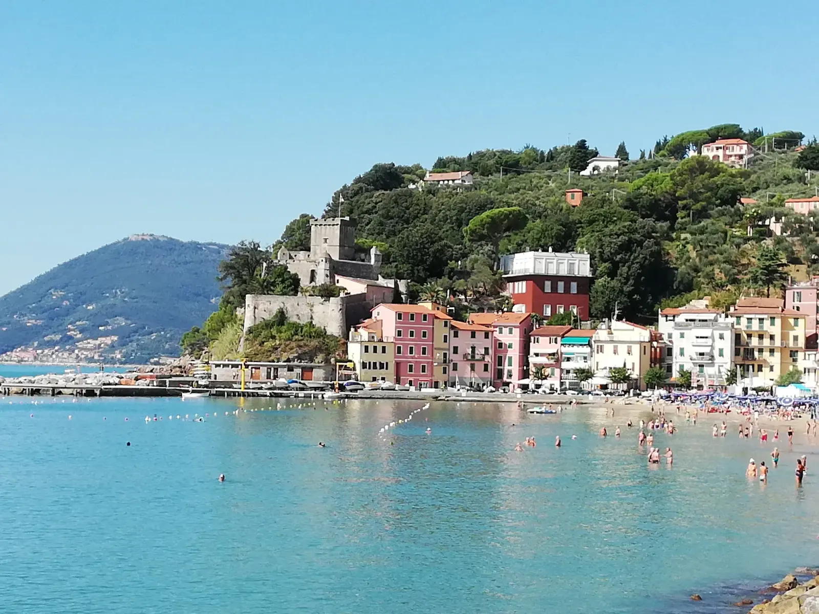 La spiaggia di San Terenzo a Lerici vista da Venere Azzurra, con il mare del Golfo dei Poeti e le case del borgo sul lungomare