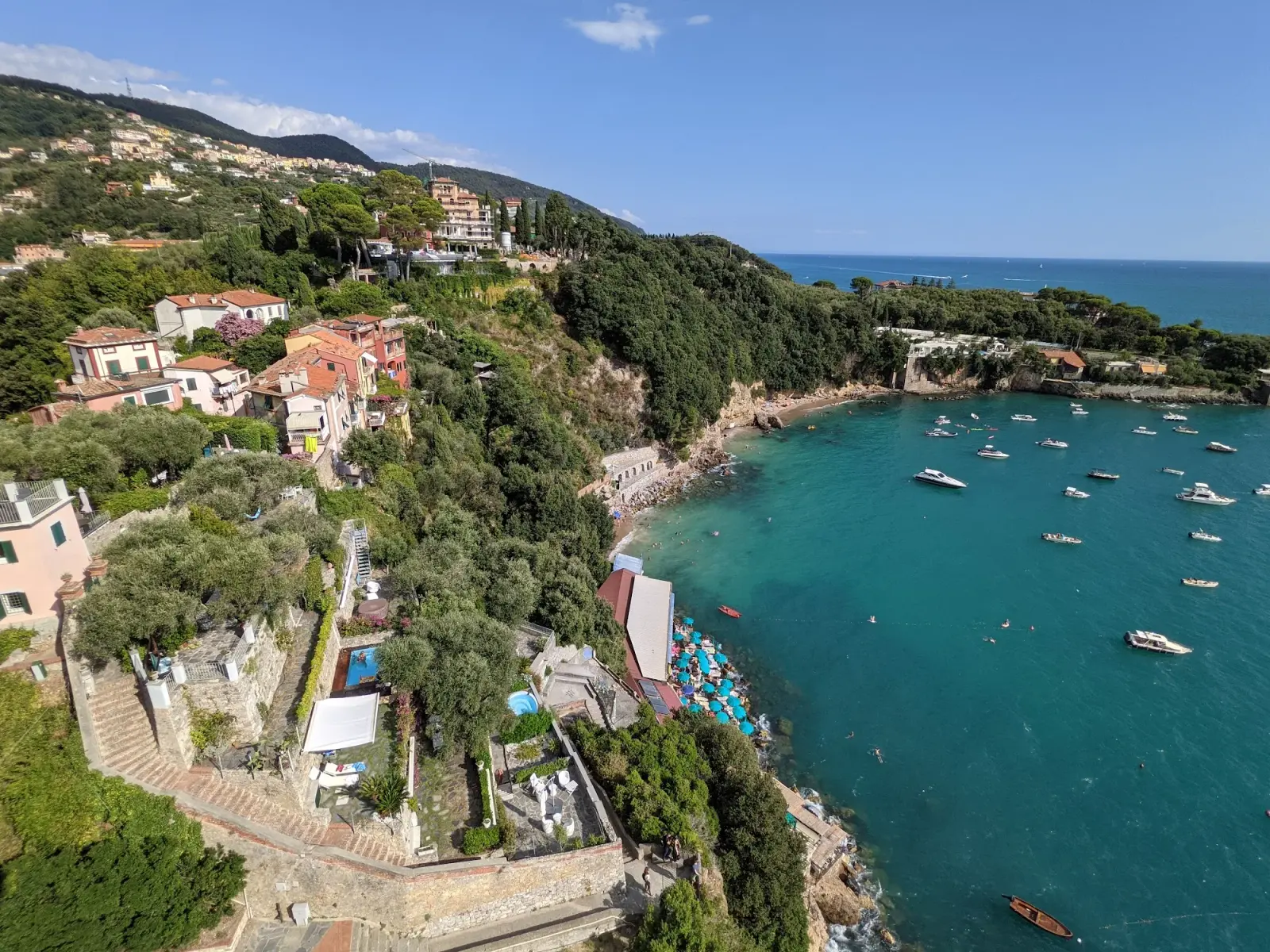 Il Castello di Lerici che domina il Golfo dei Poeti, con il mare e la costa fino a Portovenere