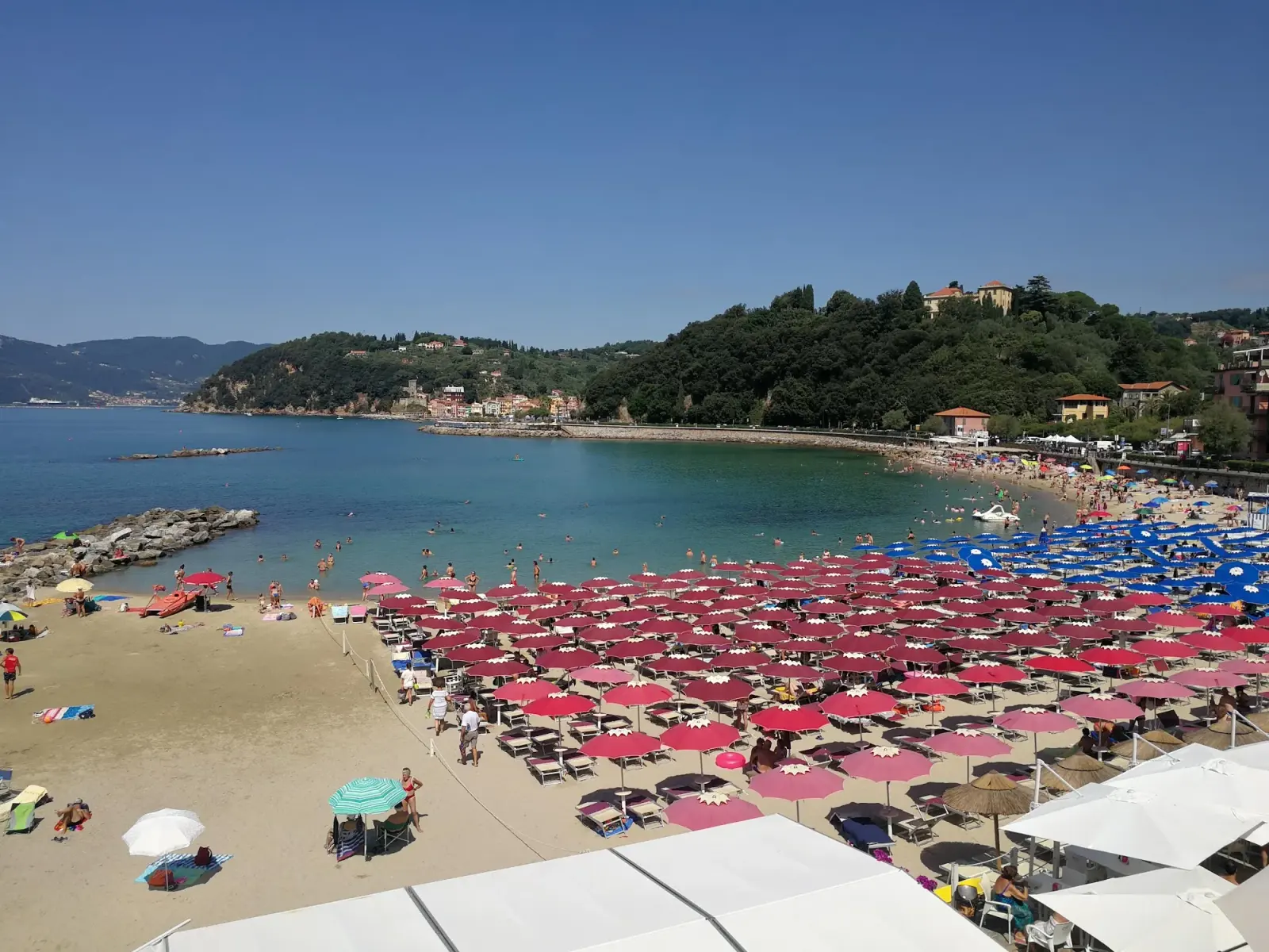 La Spiaggia Venere Azzurra a Lerici con la sabbia chiara e il mare calmo del Golfo dei Poeti