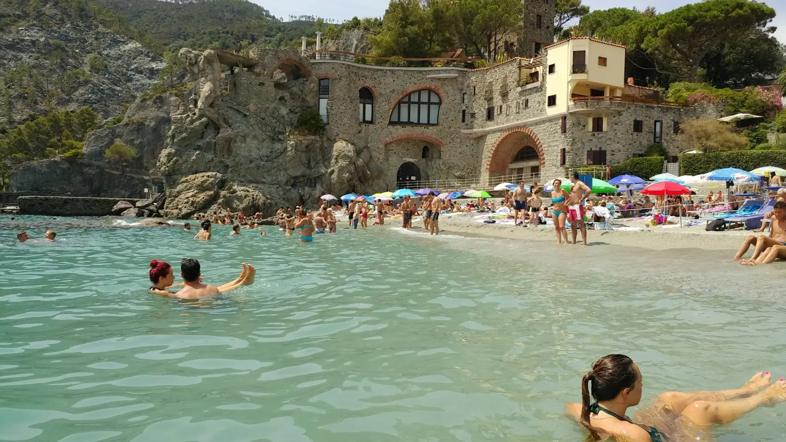 La spiaggia di Monterosso al Mare con la Statua del Gigante di Nettuno sullo sfondo