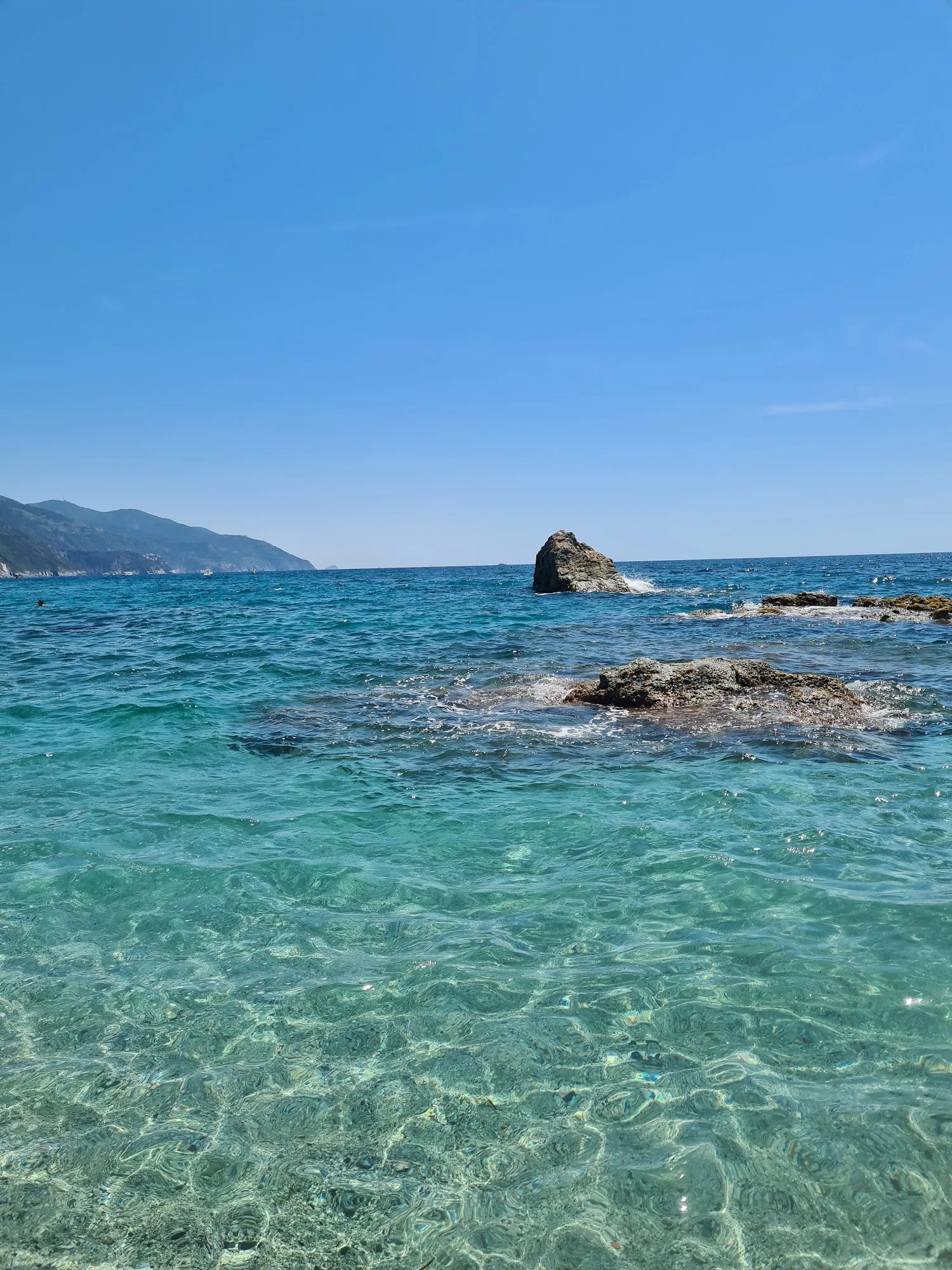 La spiaggia di Monterosso al Mare con la statua del Gigante di Nettuno sullo sfondo, nelle Cinque Terre
