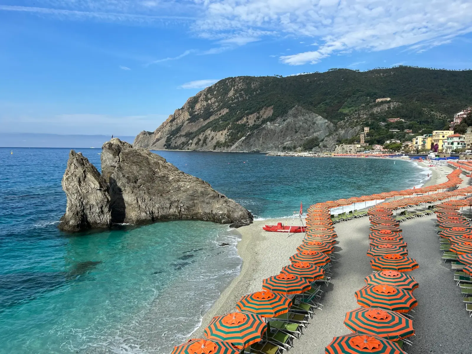 La Spiaggia di Fegina a Monterosso al Mare con la Statua del Gigante di Nettuno sullo sfondo e il lungomare