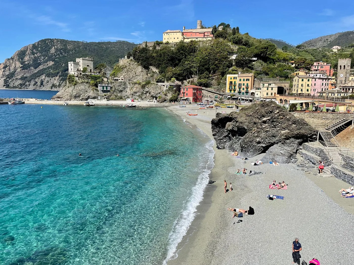 La spiaggia di Monterosso al Mare con la Statua del Gigante di Nettuno sullo sfondo, vista dalla battigia