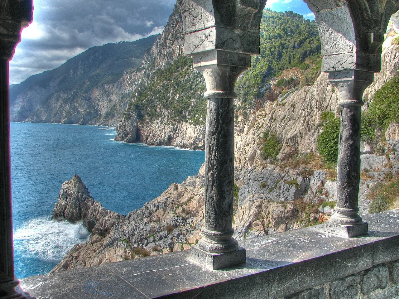 Vista degli scogli sotto la chiesa di San Pietro a Portovenere, il punto da cui Byron partì per la sua traversata a nuoto del Golfo della Spezia