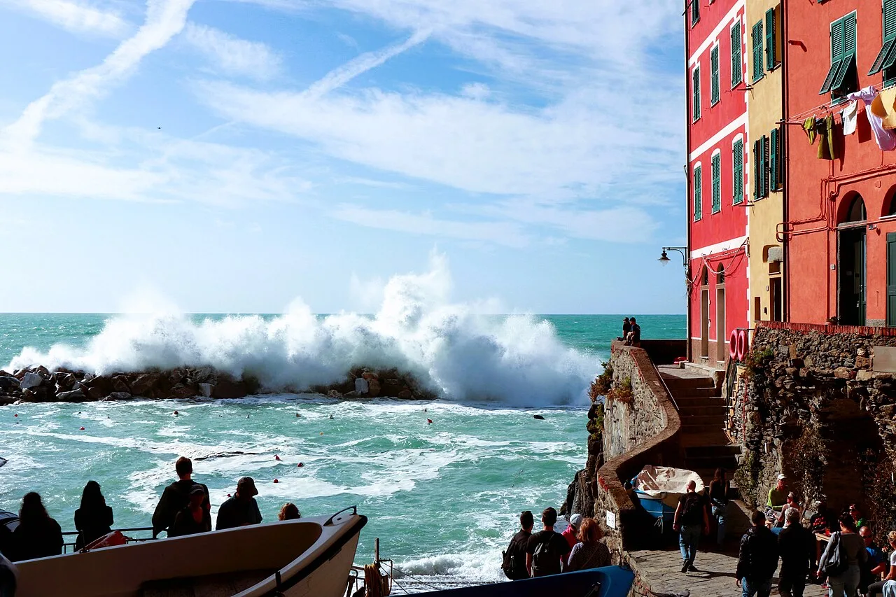 Il porto di Riomaggiore con le barche dei pescatori tirate in secca e le case colorate che si arrampicano sulla collina