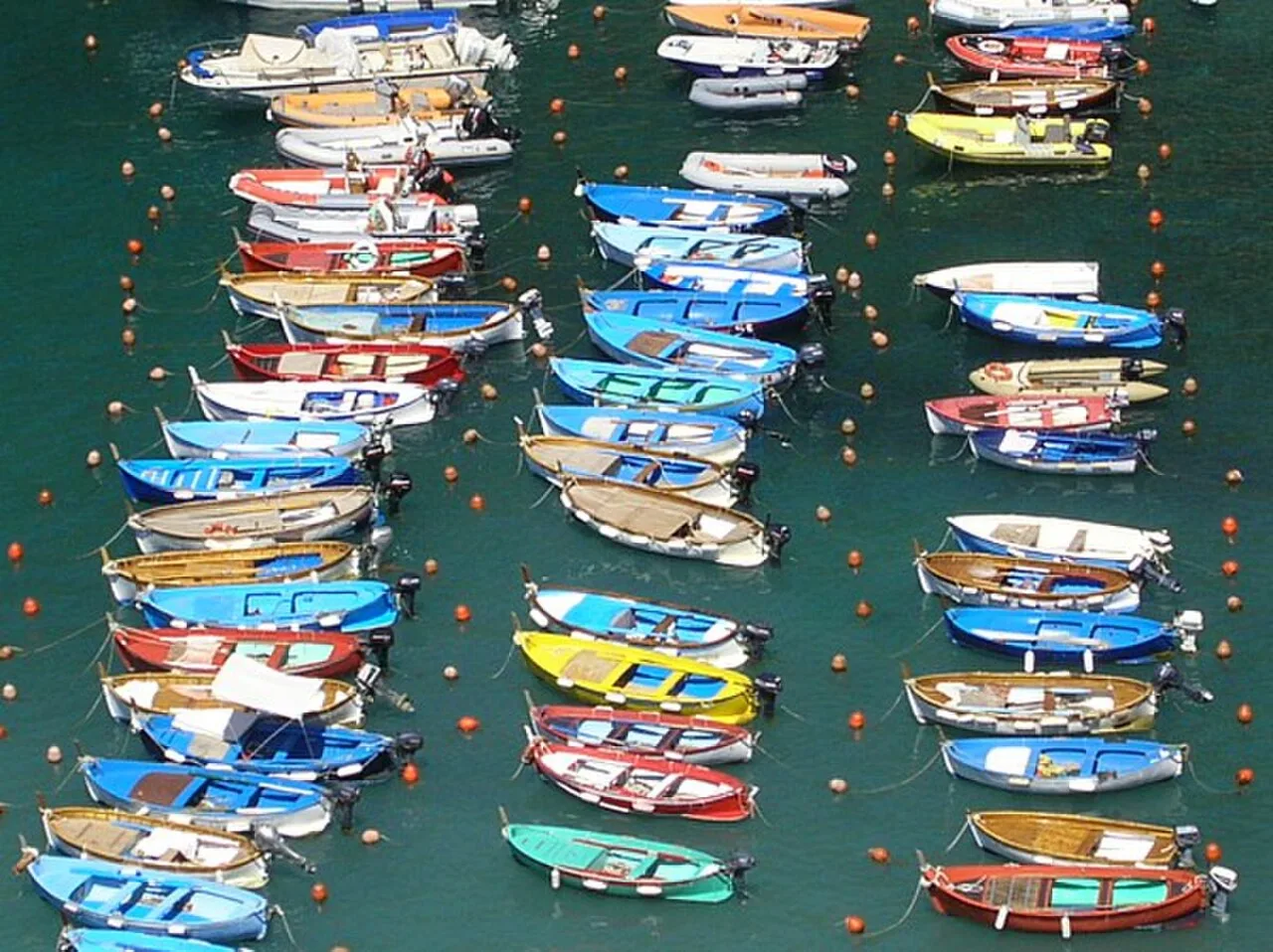 Il porto di Vernazza con le case colorate e le barche sul mare delle Cinque Terre