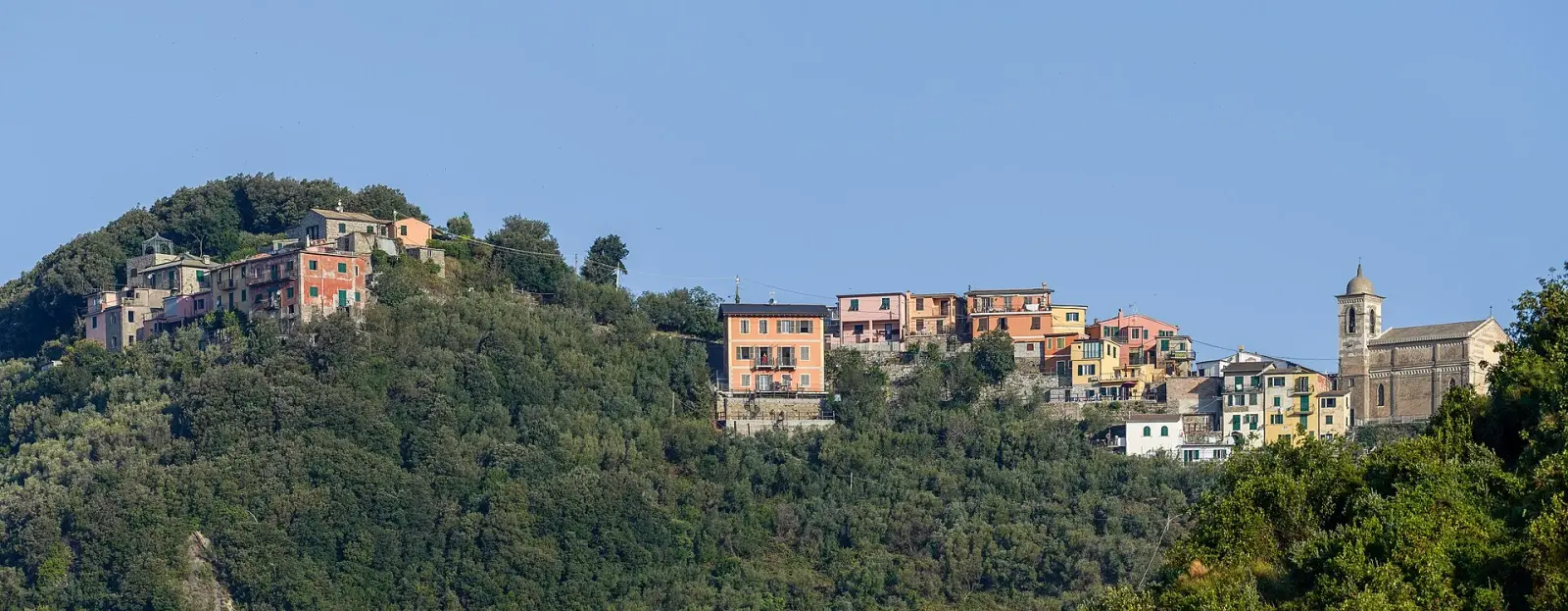 Panorama della costa di San Bernardino verso sud-est: il costone ripido sopra la baia di Guvano, tra Corniglia e Vernazza