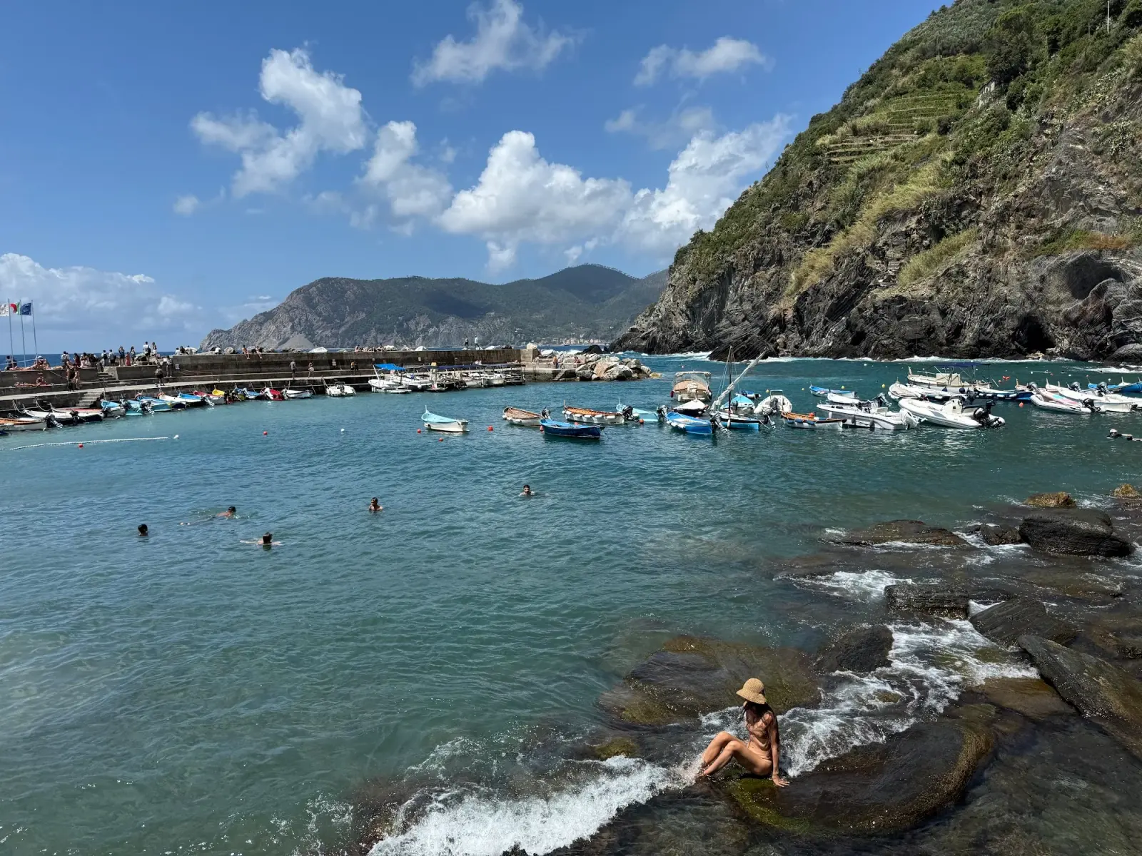 La baia della spiaggia di Guvano tra Corniglia e Vernazza, mare turchese sotto la costa franosa