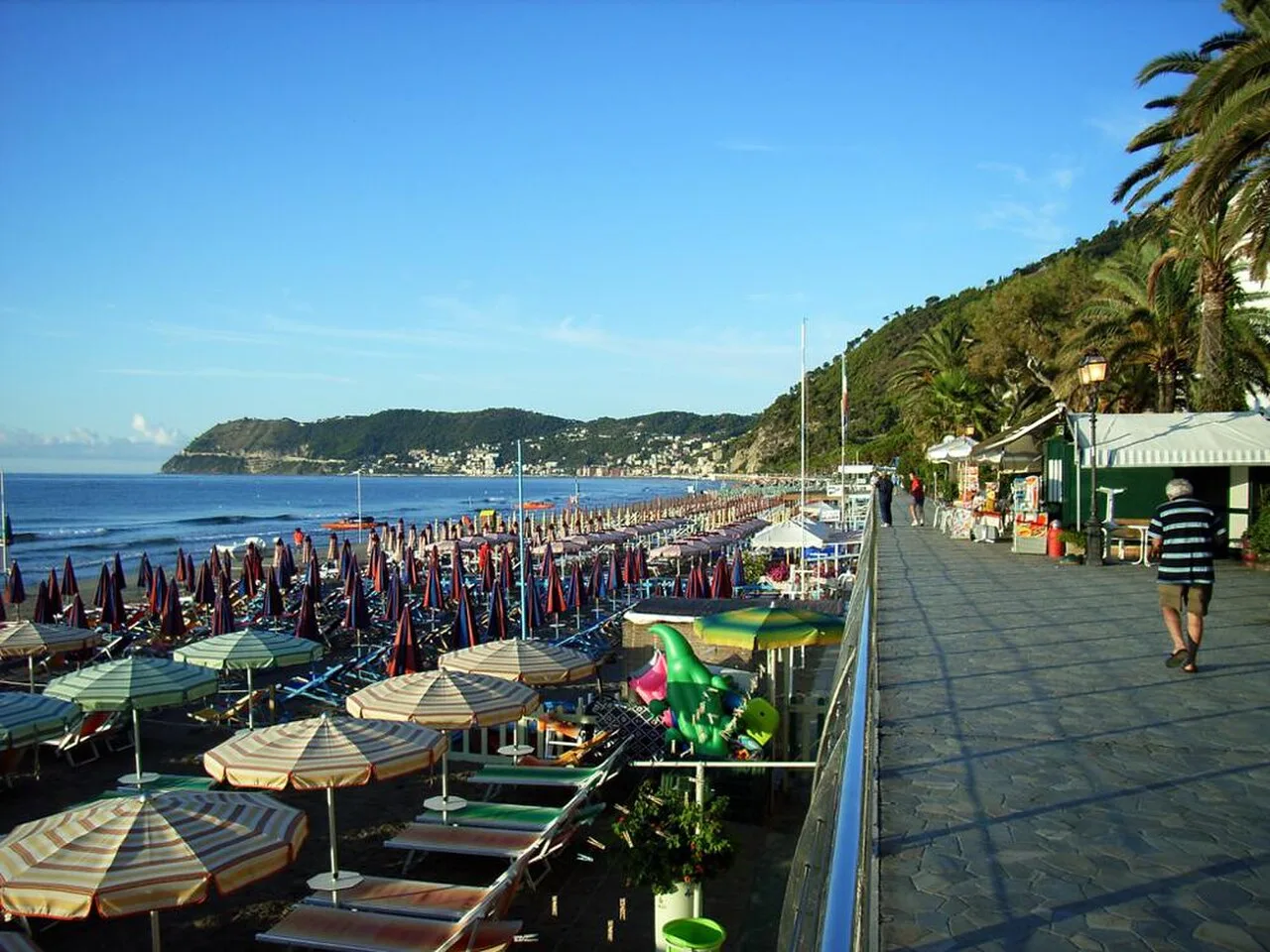 Ombrelloni e sdraio sulla spiaggia di Alassio lungo la Passeggiata Ciccione, di prima mattina