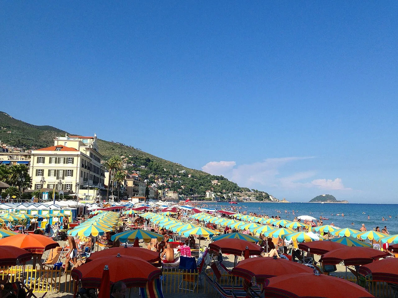La spiaggia di Alassio in estate, con gli ombrelloni degli stabilimenti lungo la riva sabbiosa