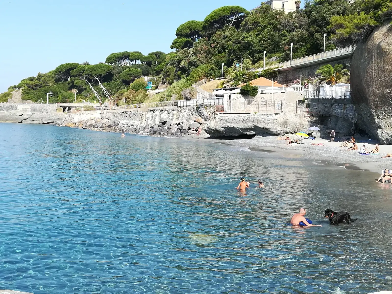 La baia e la spiaggia sabbiosa di Celle Ligure viste dall'alto, con gli stabilimenti e il lungomare dei Piani