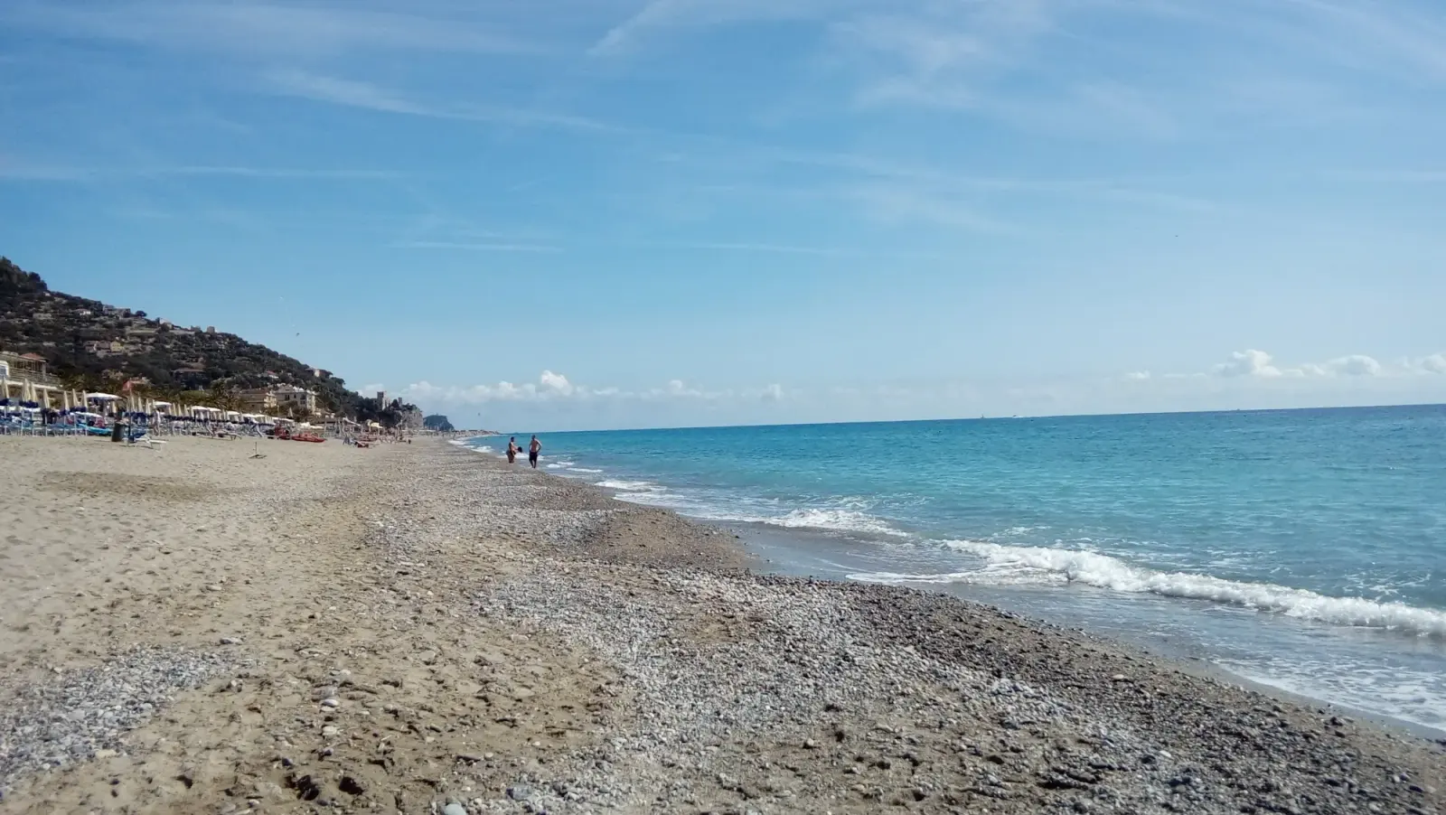 Panorama della costa di Finale Ligure con il litorale sabbioso e il centro città visti dall'alto