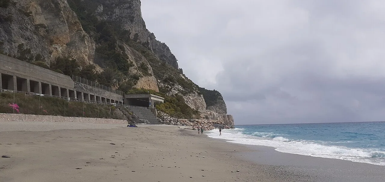 Il promontorio di Capo Noli visto dalla spiaggia del Malpasso, con la galleria artificiale dell'Aurelia sulla sinistra