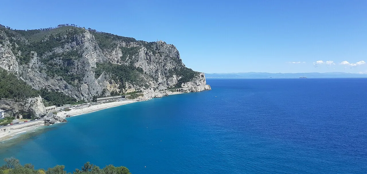 Capo Noli visto dalla Torre Saracena di Varigotti, con il promontorio che scende verso il mare