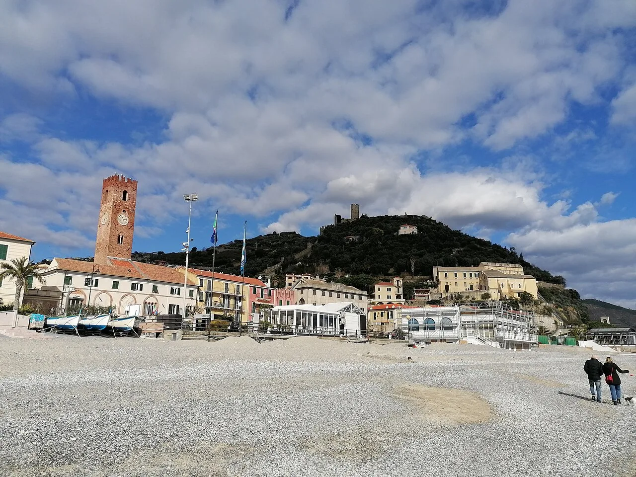 La Spiaggia dei Pescatori con il borgo di Noli e il castello di Monte Ursino alle spalle