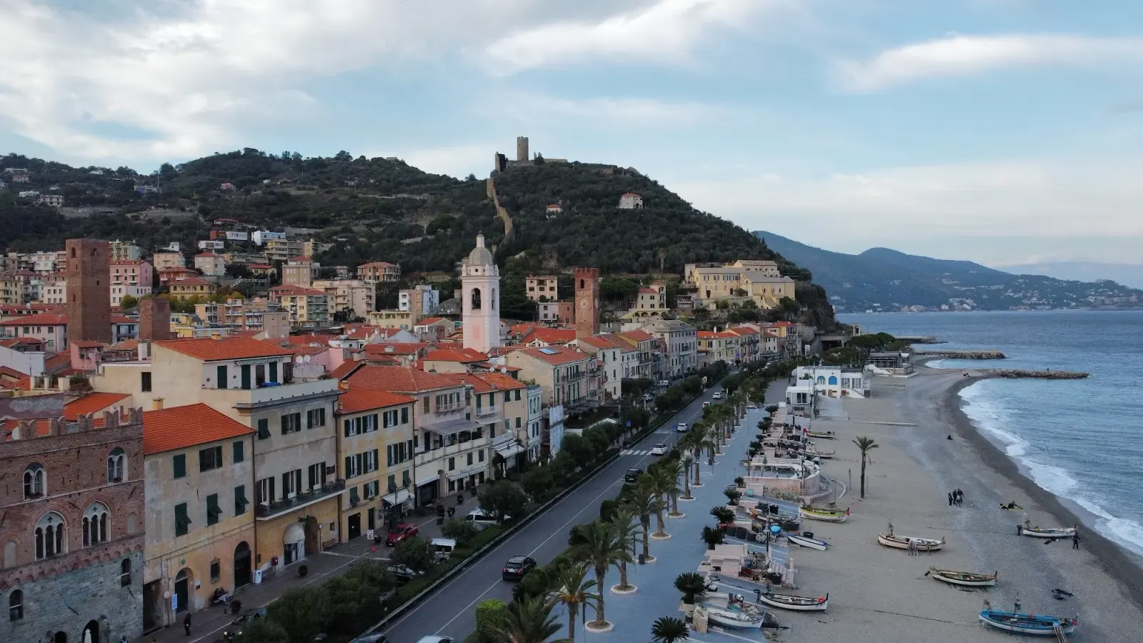 La Spiaggia dei Pescatori di Noli con il borgo e le colline alle spalle, vista dalla riva