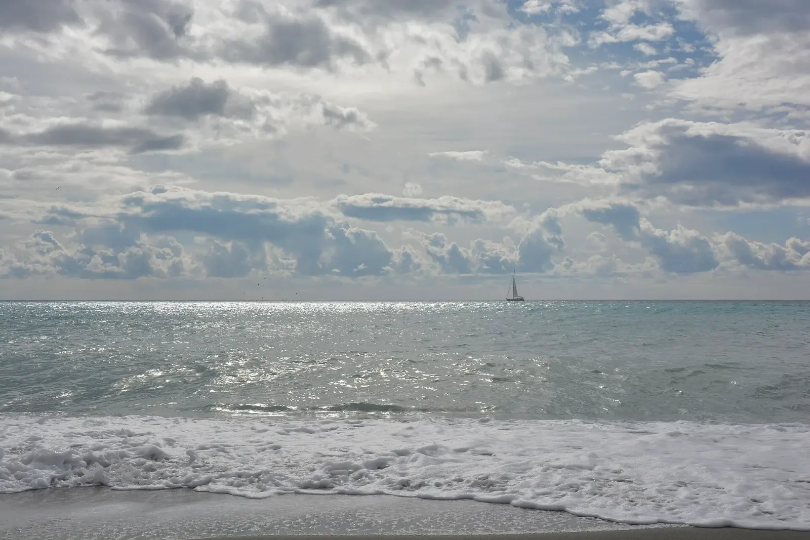 Panorama dell'arenile e del Mar Ligure visto dalla spiaggia di Pietra Ligure