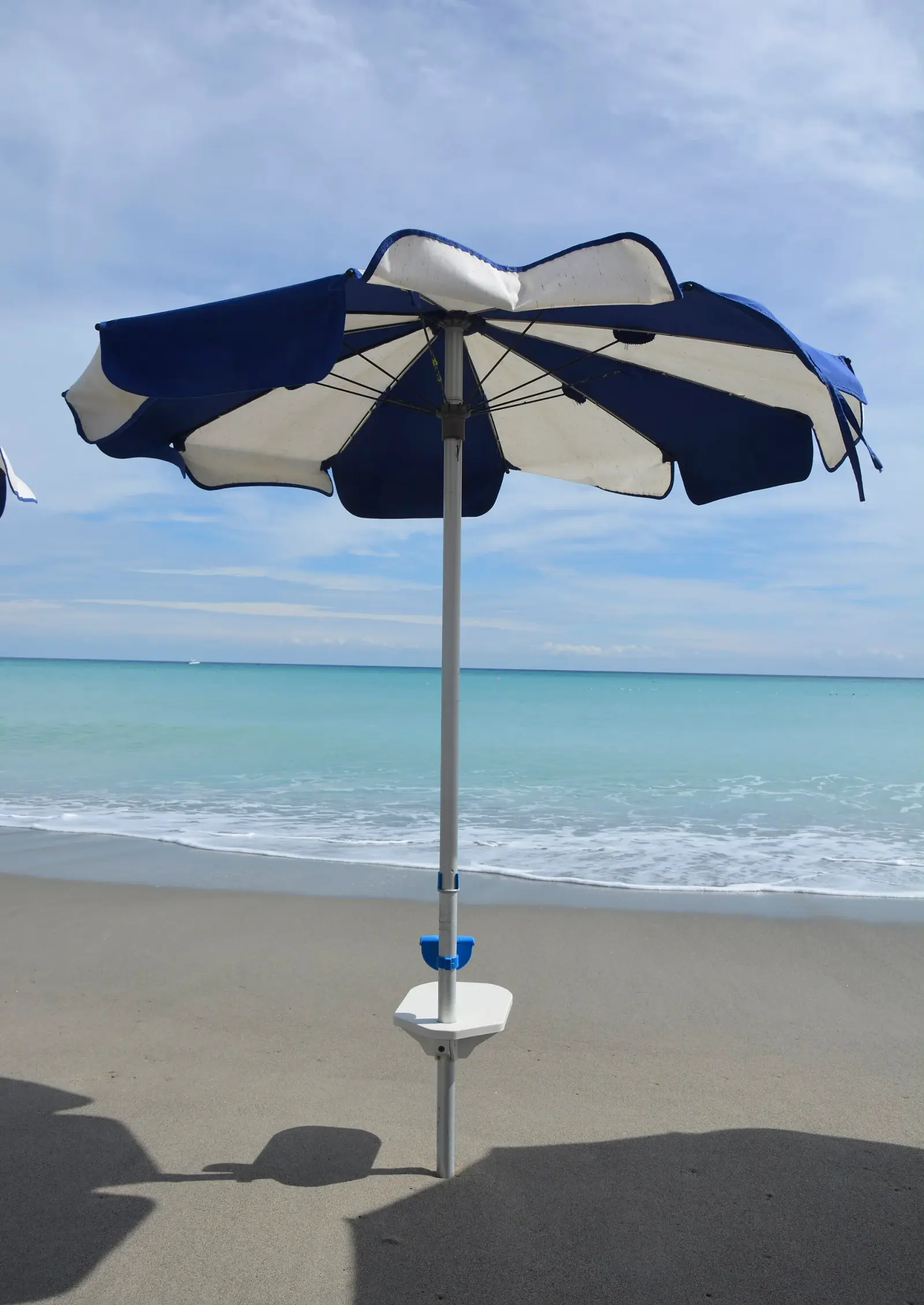 Ombrellone sulla sabbia fine della spiaggia di Pietra Ligure