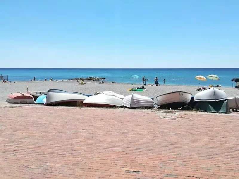 La Spiaggia delle Barche a Pietra Ligure, con le barche da pesca tirate in secca lungo l'arenile in centro