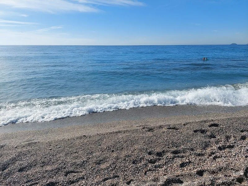 La Spiaggia Levante ex Soggiorno Leonessa a Pietra Ligure, libera attrezzata con area dedicata ai cani