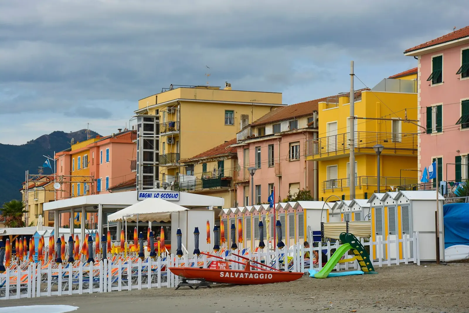 La spiaggia di Pietra Ligure vista dall'arenile, con il fondale di sabbia e ghiaia