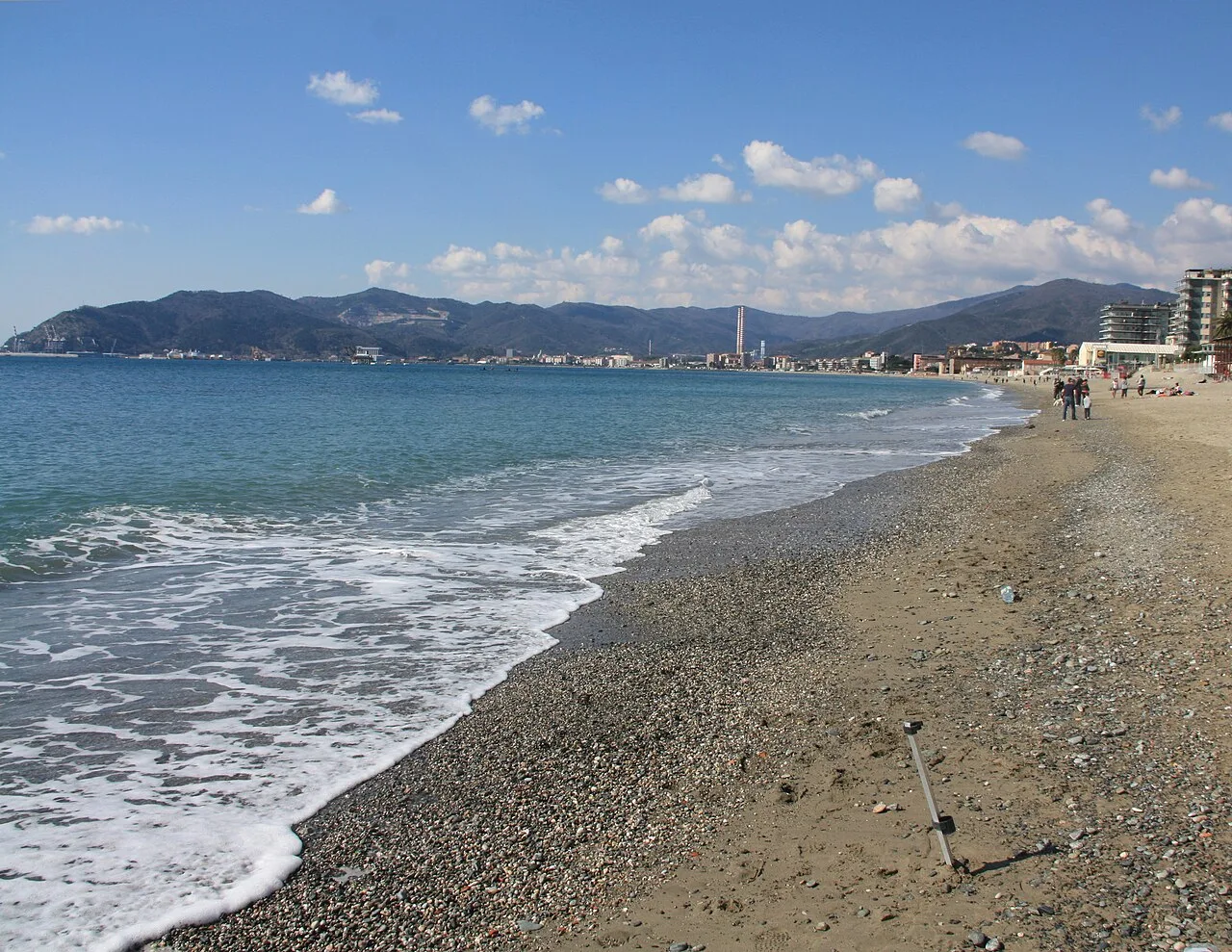 La Spiaggia delle Fornaci a Savona, con la sabbia dorata e il mare calmo e limpido