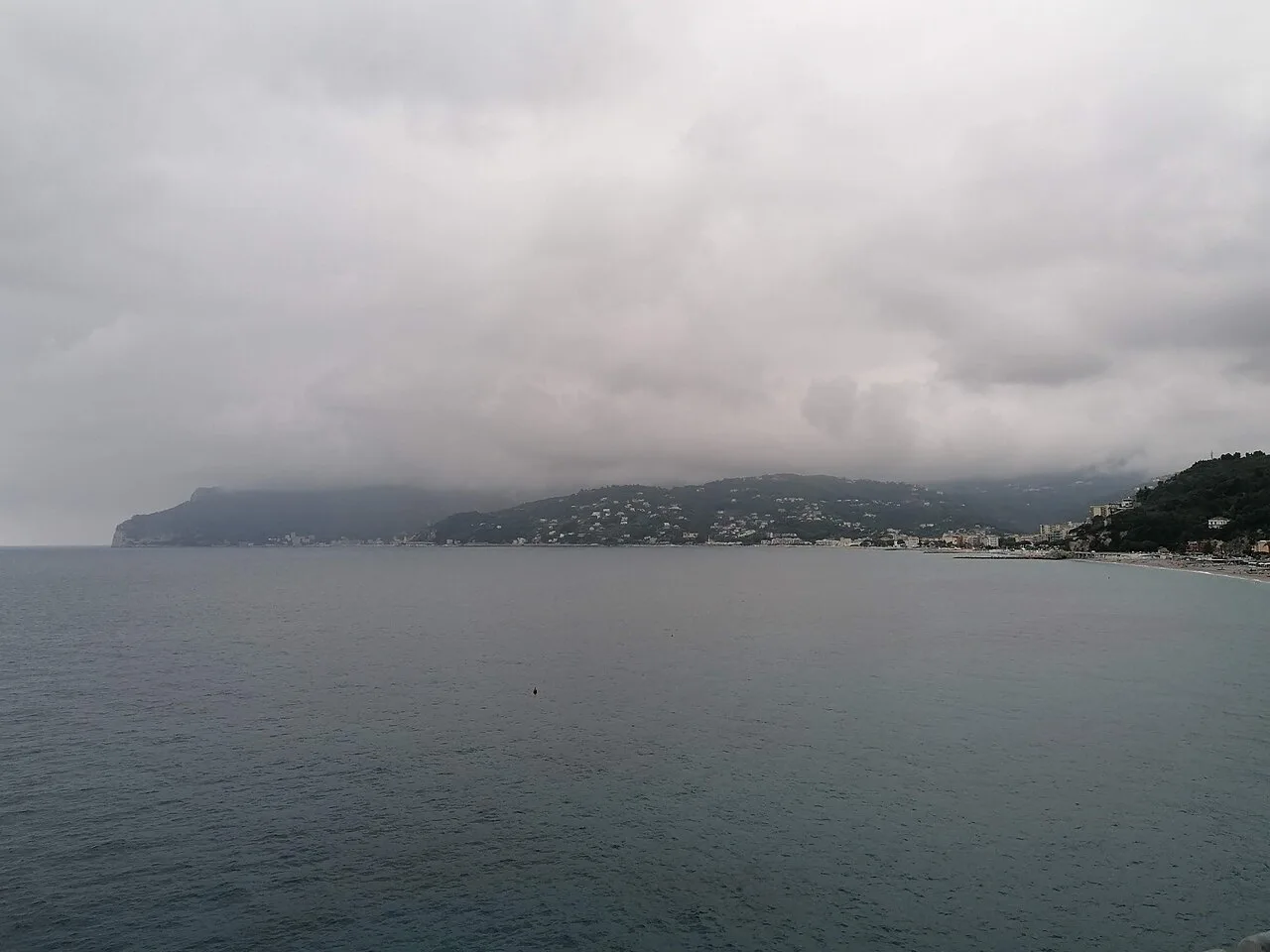 La costa di Ponente verso Capo Noli vista dal sentiero Bergeggi-Spotorno, con Spotorno in primo piano