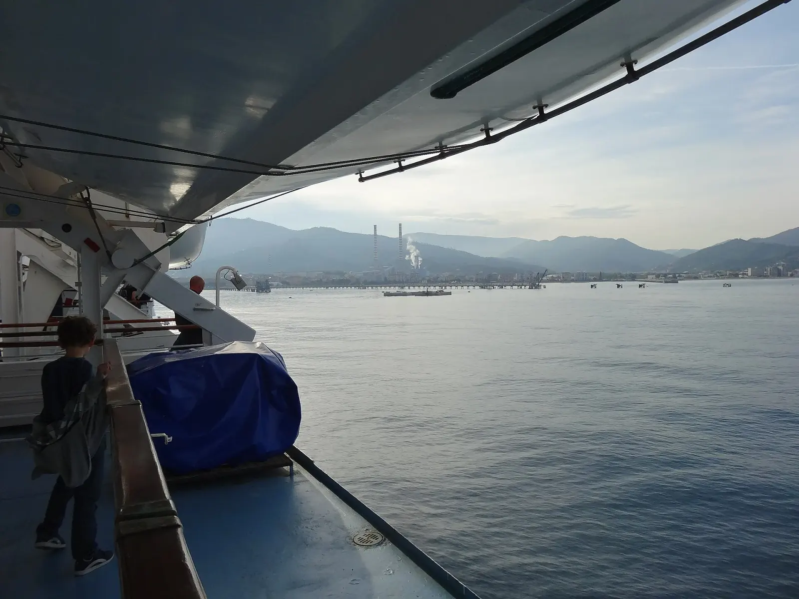 Vado Ligure vista dal mare: il fronte a mare con il centro abitato e il porto