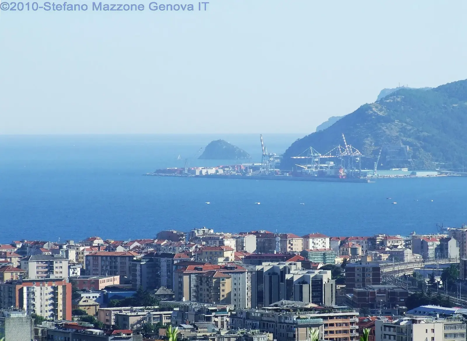 Panorama della costa con Savona, il porto di Vado Ligure e l'isola di Bergeggi sullo sfondo