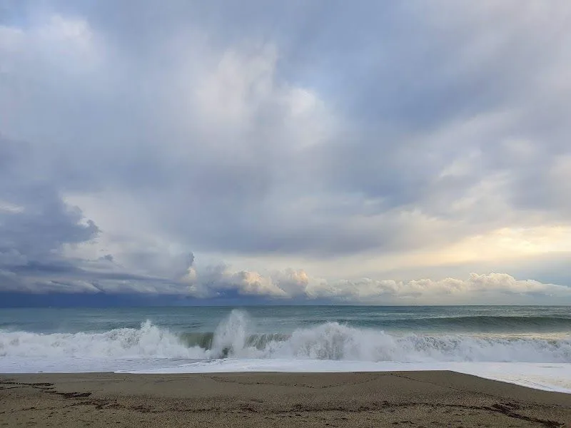 La spiaggia di Varazze sul lungomare, con ombrelloni e il mare della Riviera delle Palme