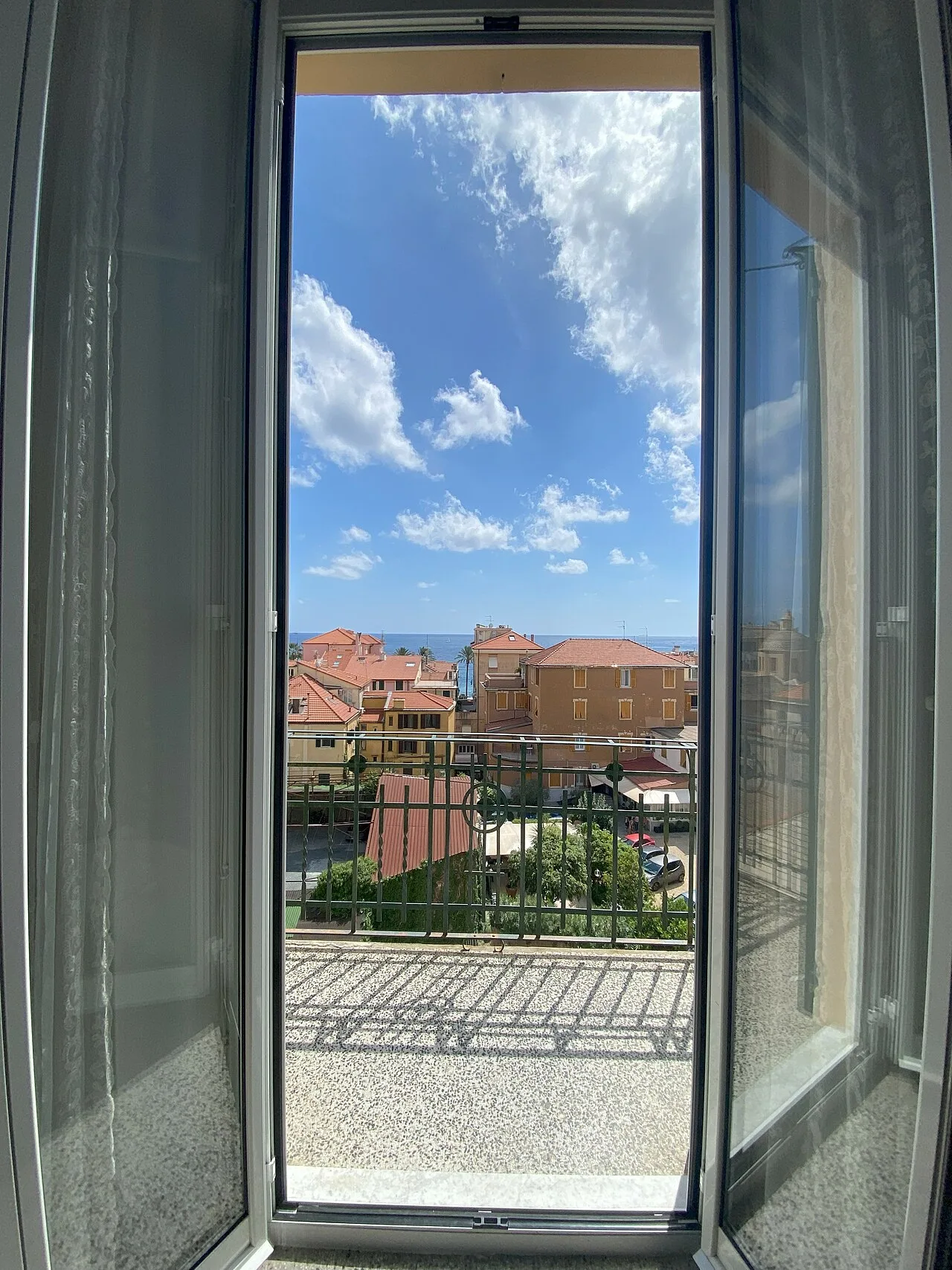 Veduta di Varazze in una giornata di sole: il litorale e le case del centro