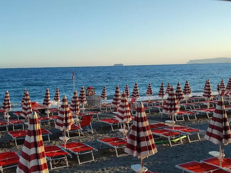 Lo stabilimento Bagni Rosso Perù a Varazze, con ombrelloni e spiaggia sul mare