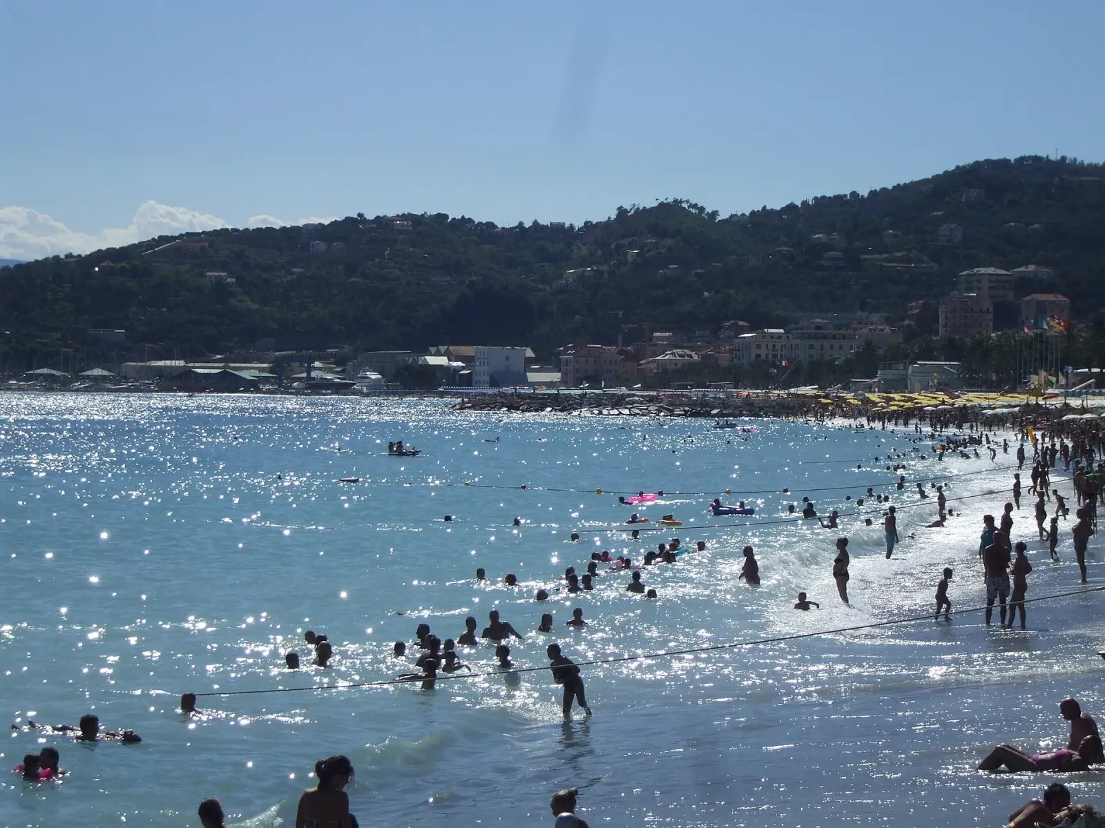 Il mare di Varazze con bagnanti sulla riva a ghiaia, tipica del litorale di Ponente