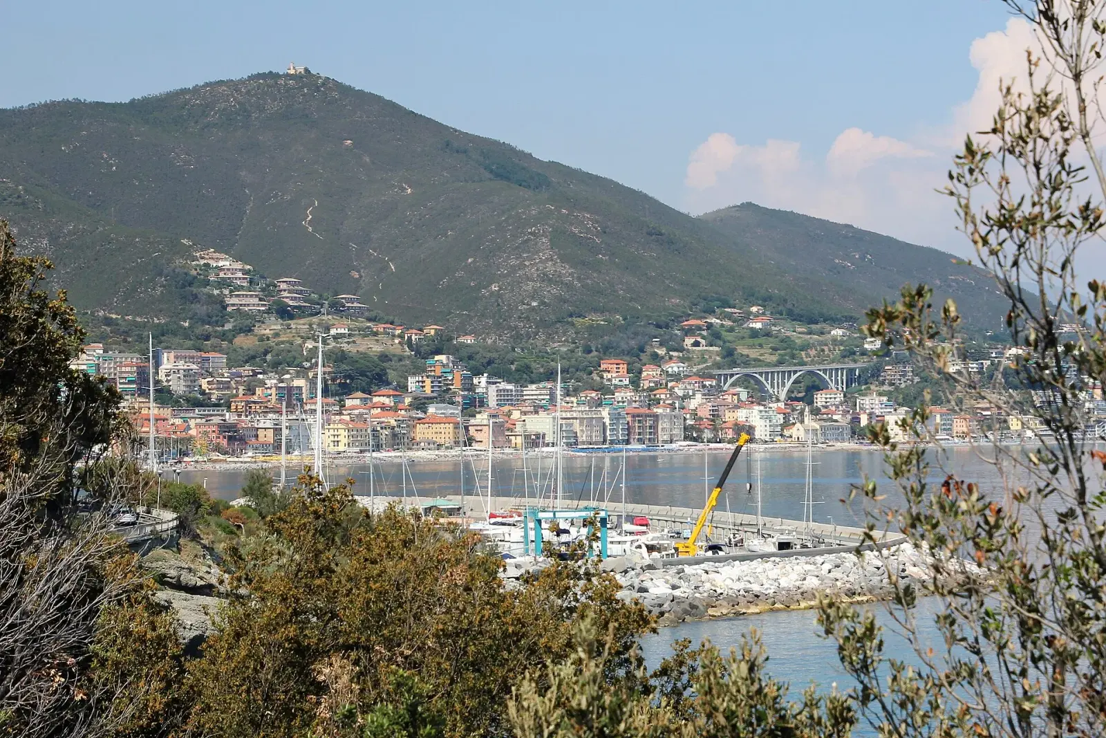 Panorama del litorale di Varazze con il mare e la costa ligure di ponente