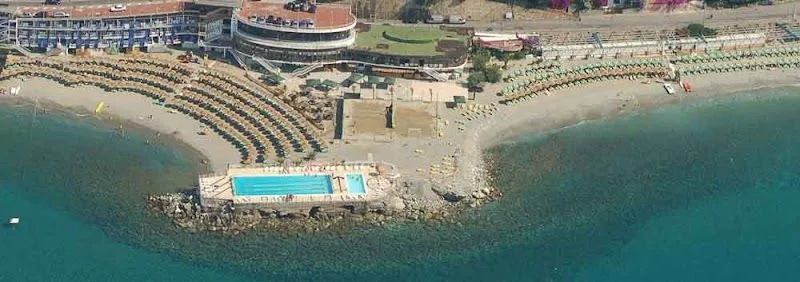 Lo stabilimento Nautilus Beach a Varazze, con ombrelloni distanziati sul Lungomare Europa
