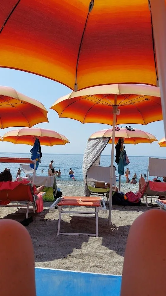 La Solaro Beach a Varazze, con la spiaggia sabbiosa e il mare in zona Solaro