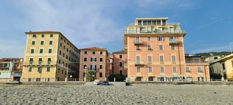La spiaggia libera di Varazze con il mare e il lungomare sullo sfondo