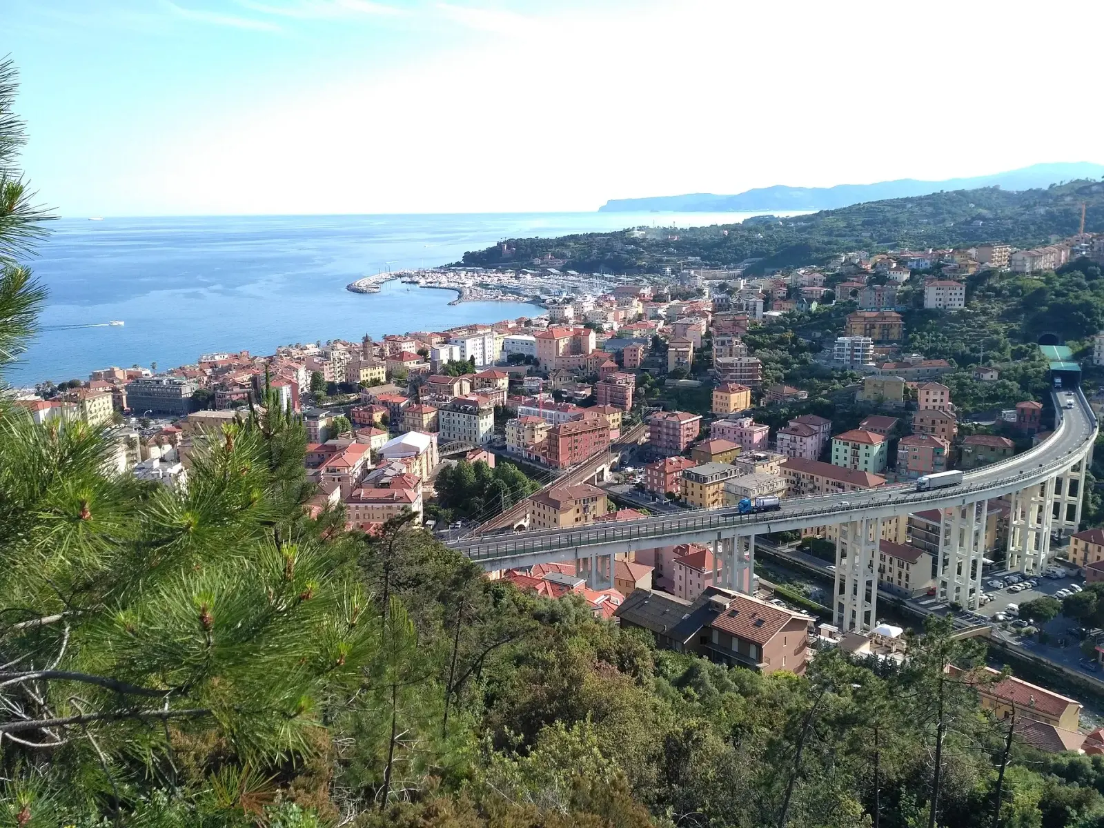 Panorama di Varazze visto dall'alto: il borgo, il porto e la costa verso levante