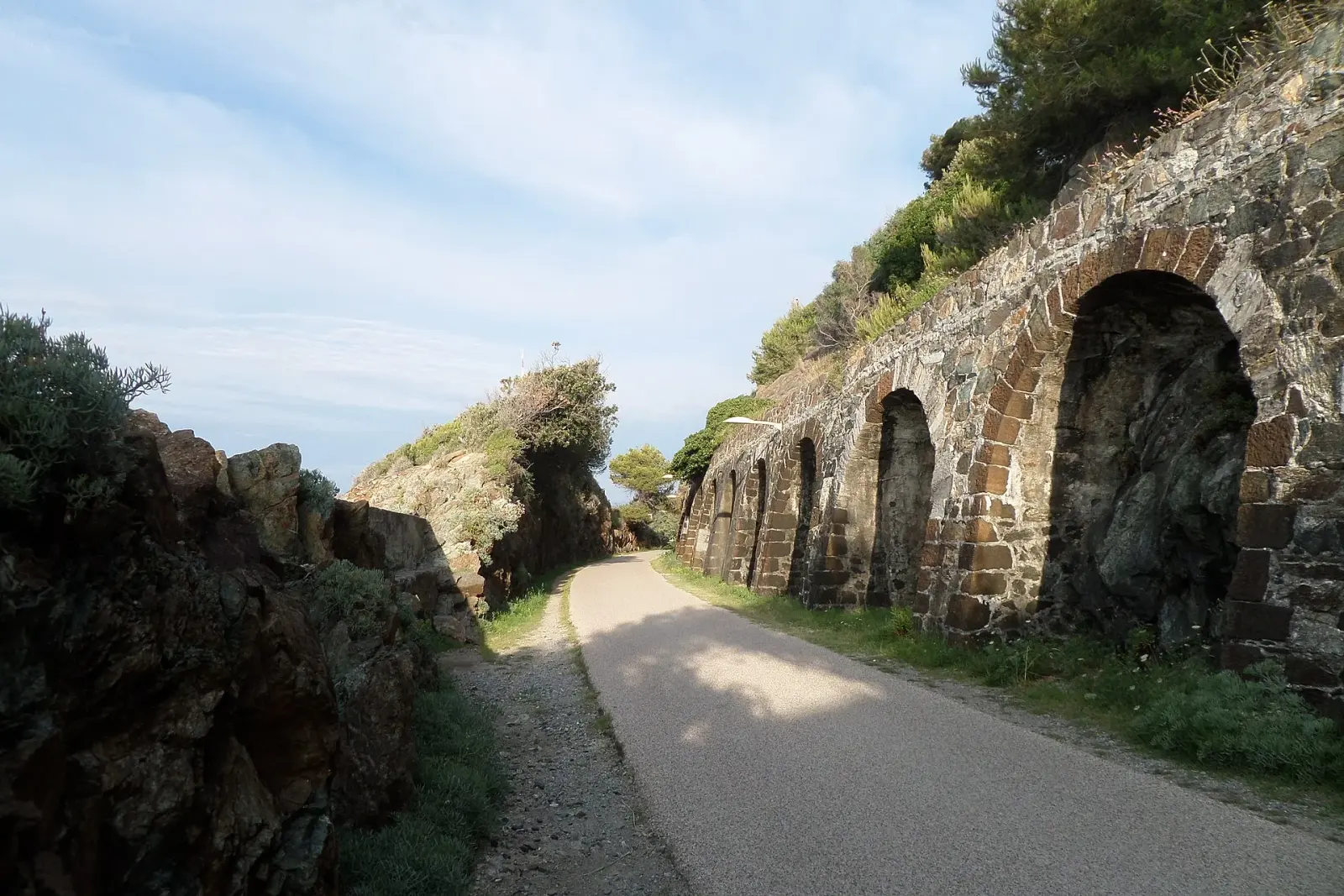 Un tratto della Passeggiata Lungomare Europa a Varazze, la pista ciclopedonale sull'ex ferrovia che porta verso Piani d'Invrea
