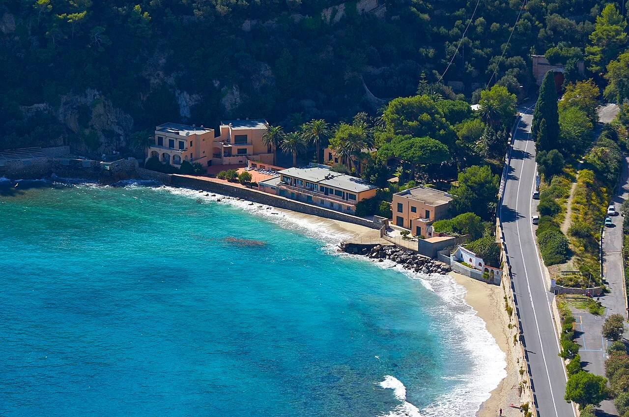 La Baia dei Saraceni vista verso la spiaggia, con il mare turchese e i promontori che la chiudono