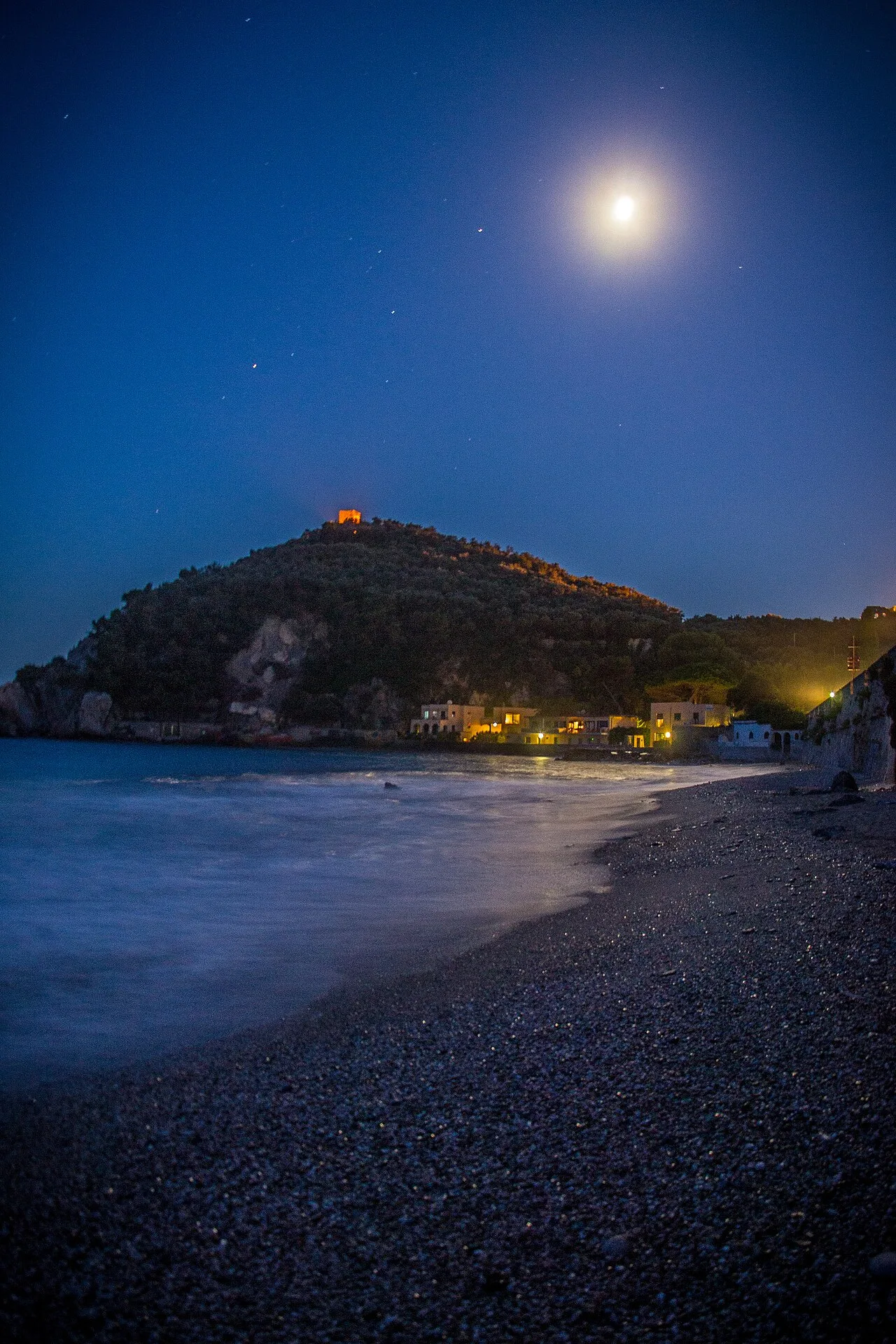 Il mare della Baia dei Saraceni visto dalla riva, con l'acqua trasparente e il fondale sabbioso