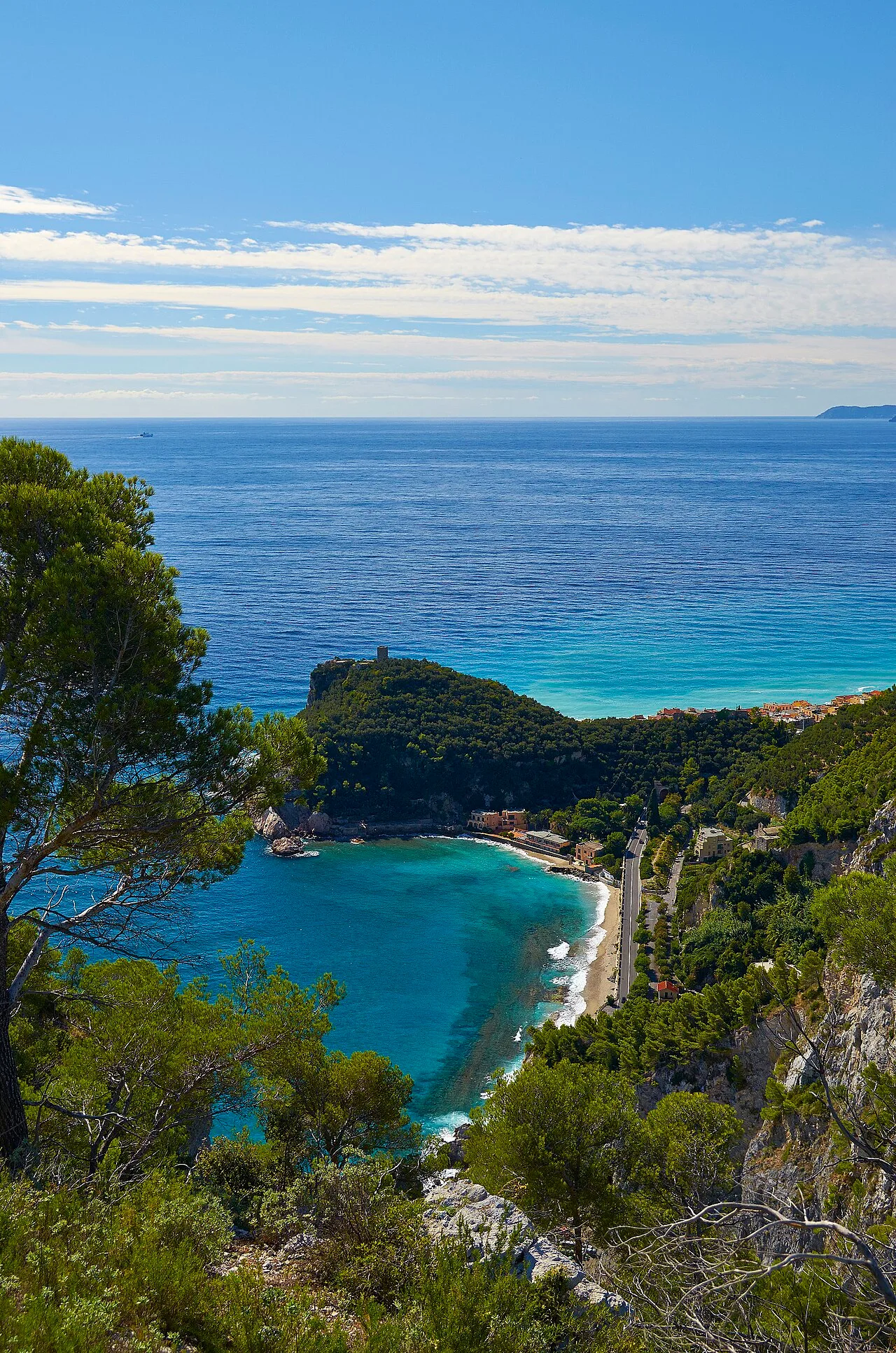 La Baia dei Saraceni a Varigotti vista dall'alto, con la spiaggia e il mare turchese tra i promontori