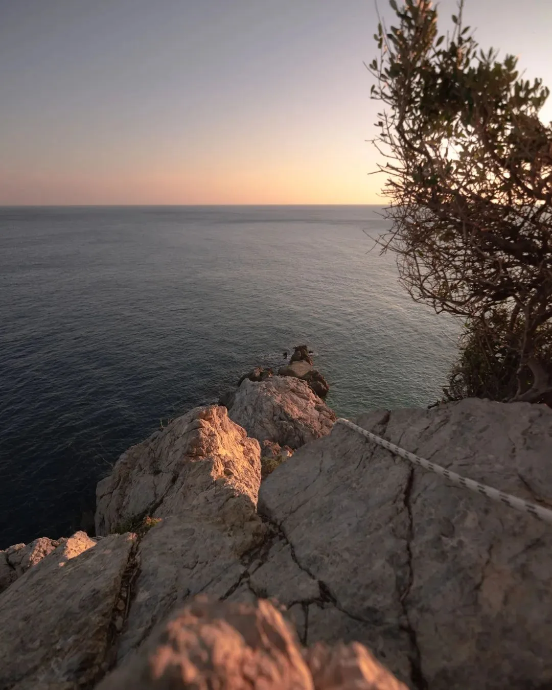 La ripida discesa rocciosa che un tempo portava alla caletta di Punta Crena