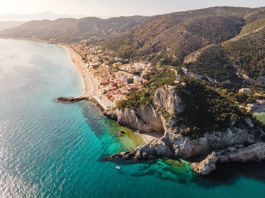 Varigotti e il promontorio di Punta Crena visti dall'alto, con il mare turchese